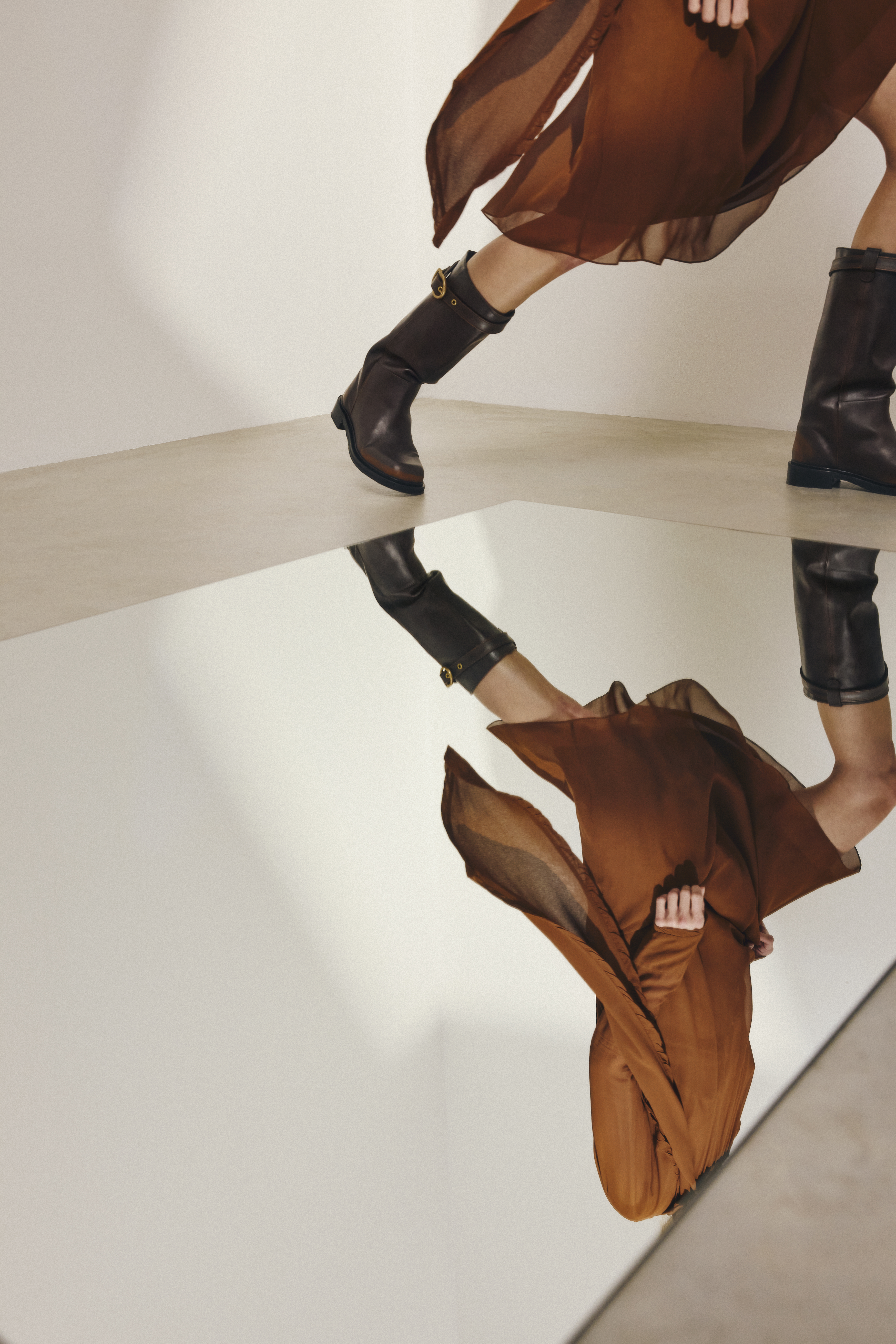 midi brown flowy dress with a scarf imitation and brown bikerboots 