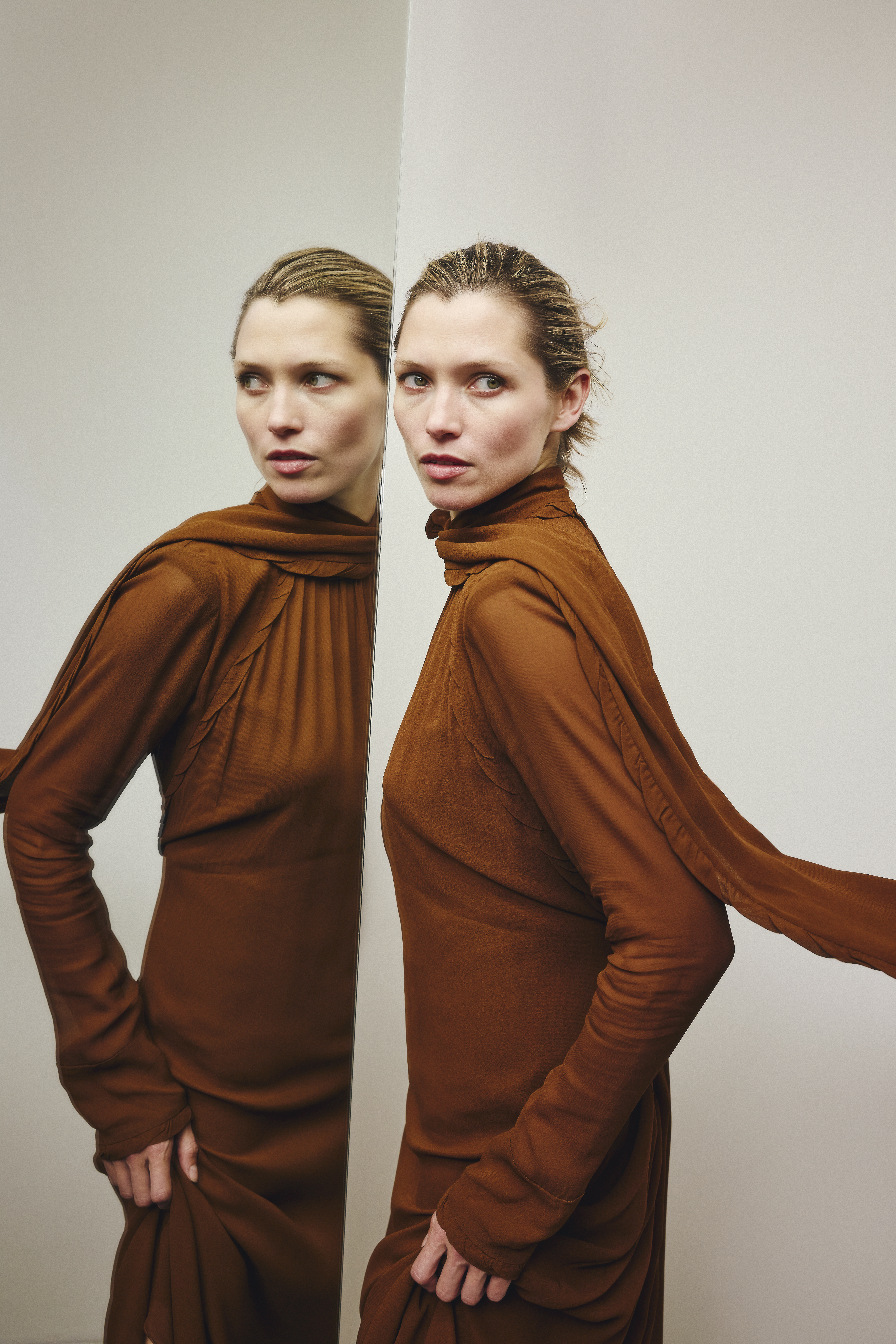 midi brown flowy dress with a scarf imitation and brown bikerboots 