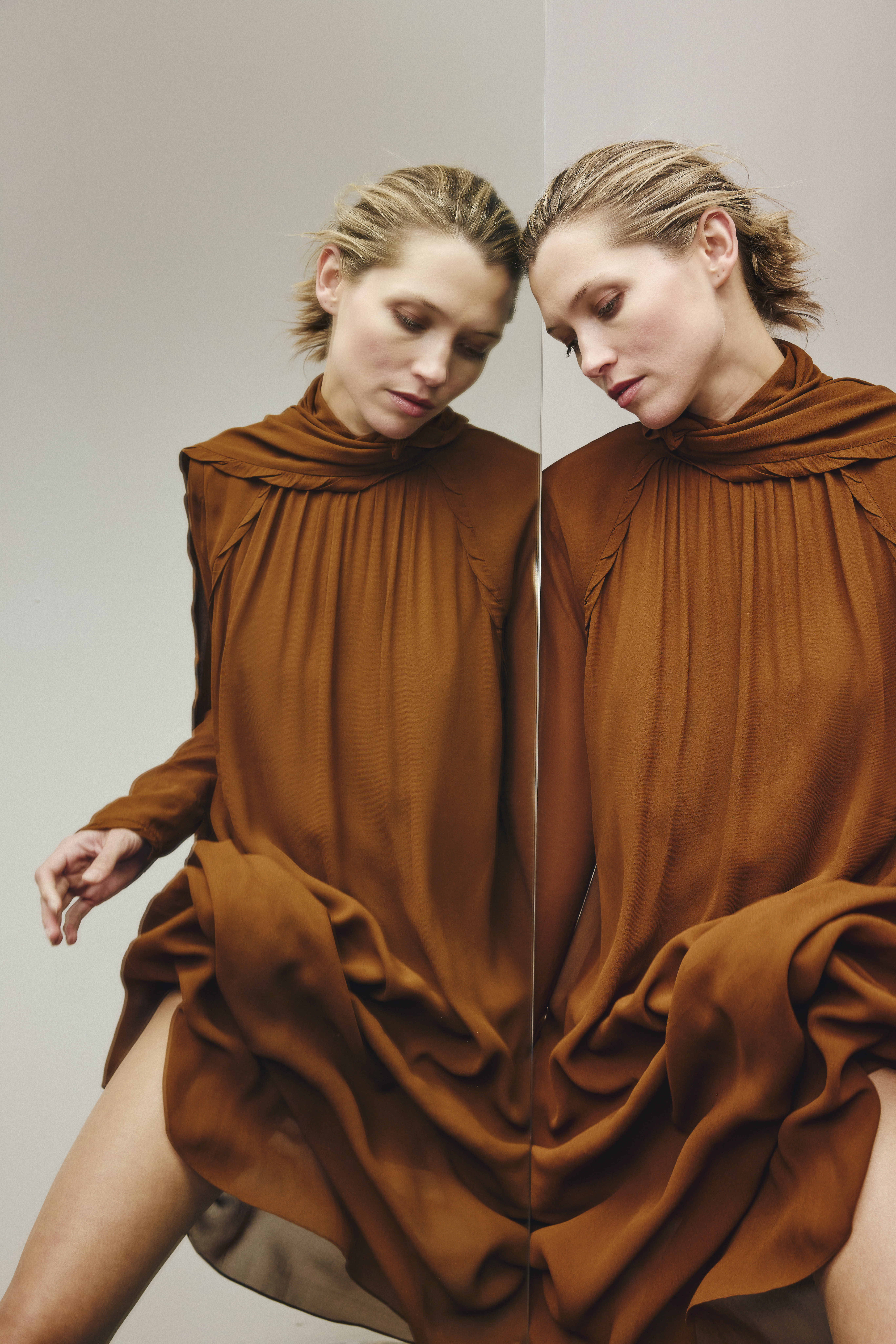 midi brown flowy dress with a scarf imitation and brown bikerboots 