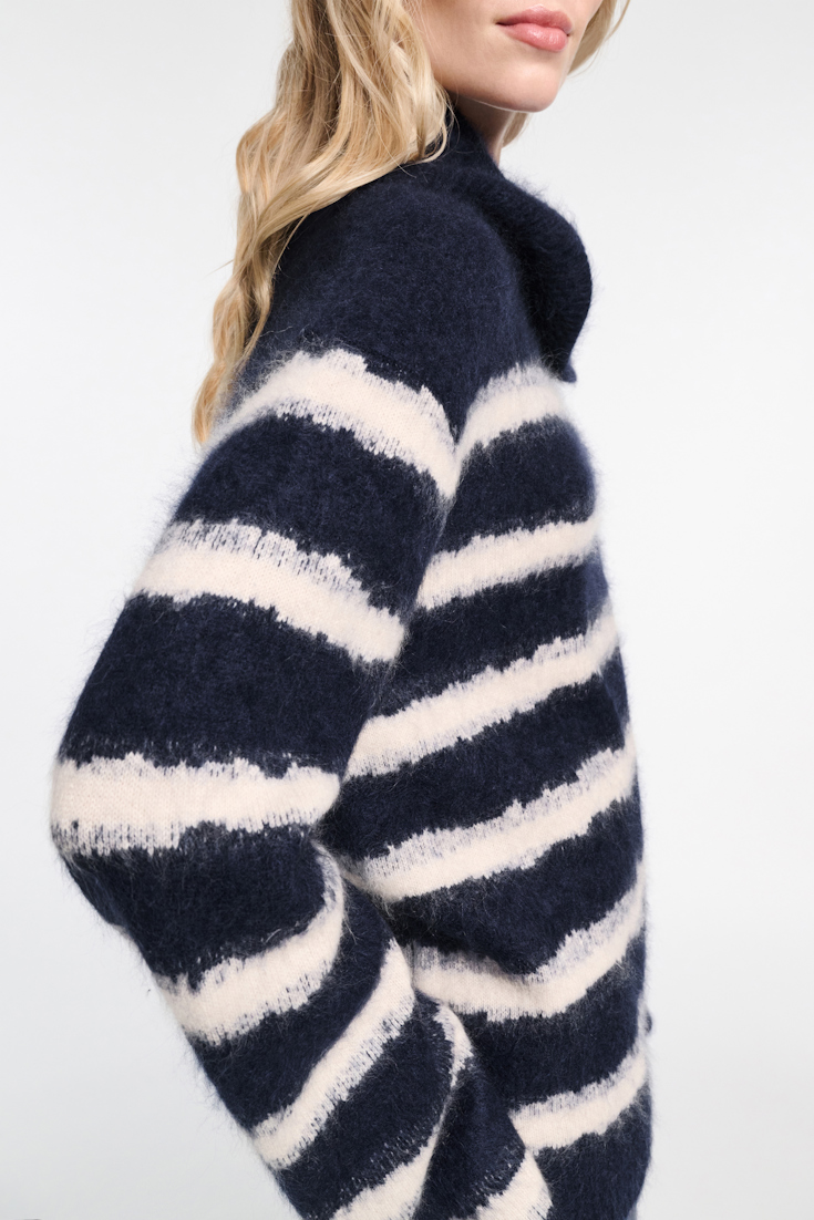 Dorothee Schumacher Fluffy Rollkragenpullover mit Reißverschluss blue shadow stripe