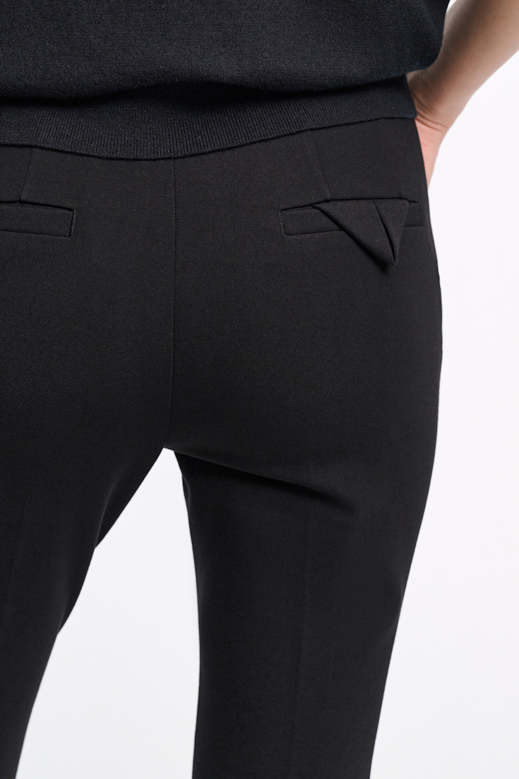 Dorothee Schumacher Verkürzte Hose mit ausgestelltem Bein aus Punto Milano pure black