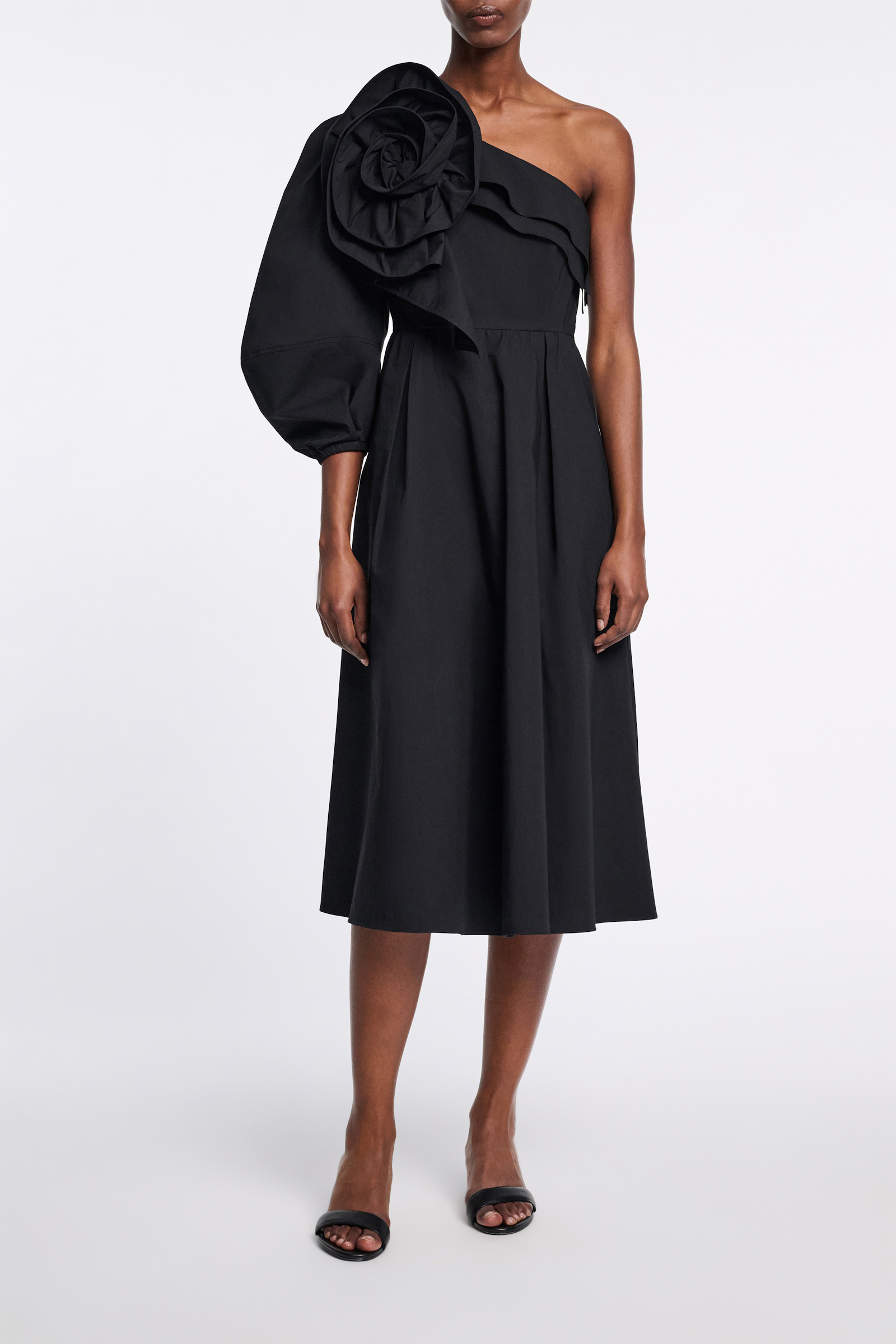 Dorothee Schumacher Asymmetrisches Midi-Kleid mit Maxi-Blumenbrosche pure black