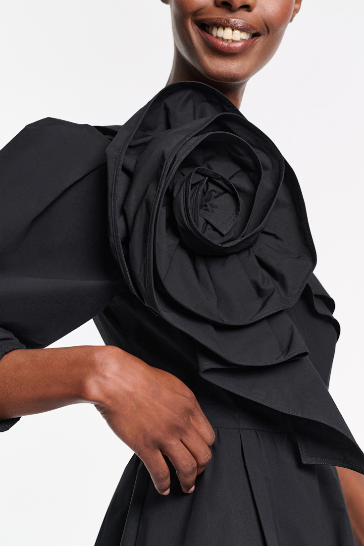 Dorothee Schumacher Asymmetrisches Midi-Kleid mit Maxi-Blumenbrosche pure black