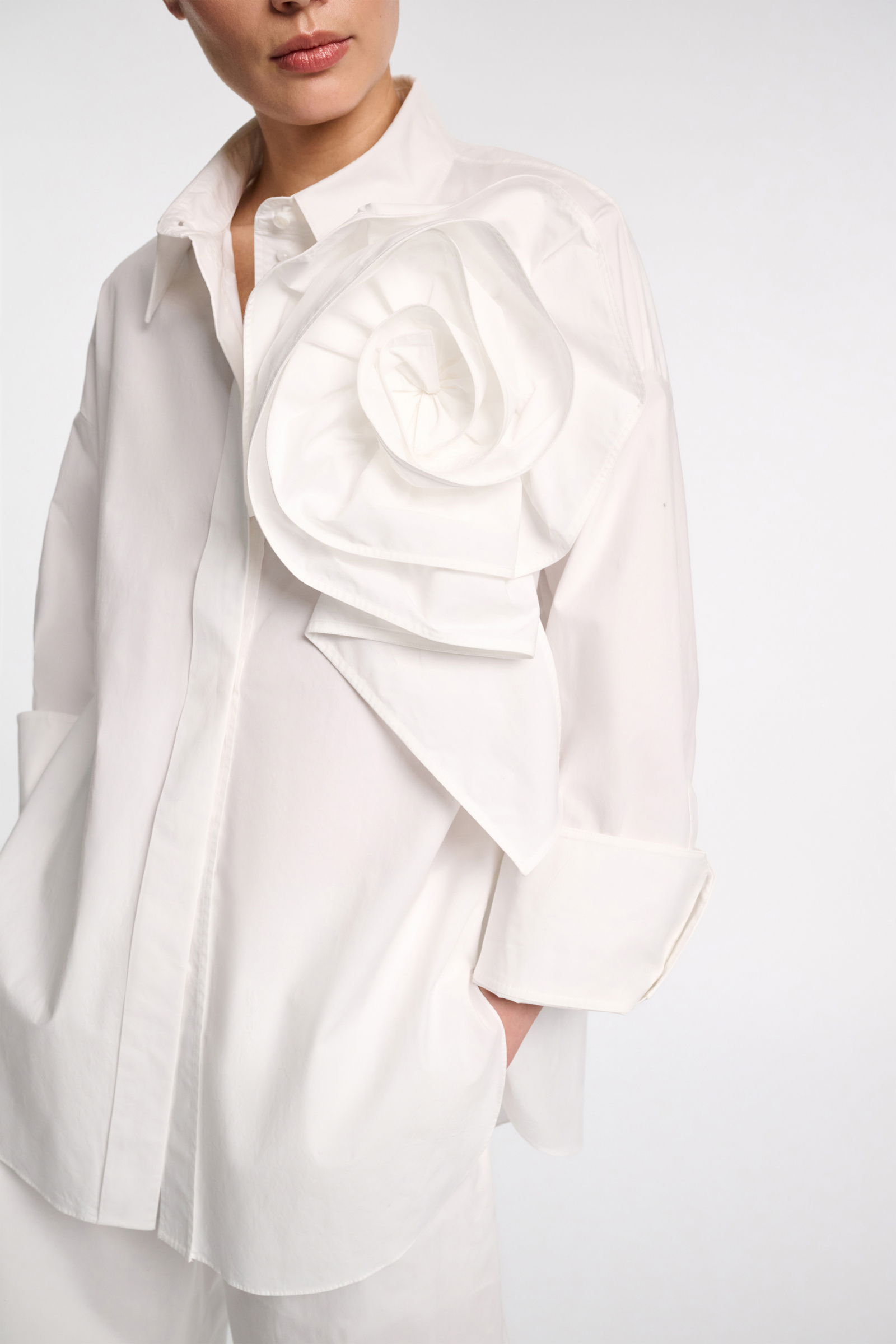 Dorothee Schumacher Bluse mit Maxi-Blumenbrosche pure white