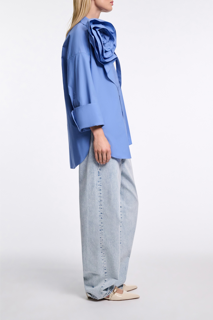 Dorothee Schumacher Bluse mit Maxi-Blumenbrosche azure blue