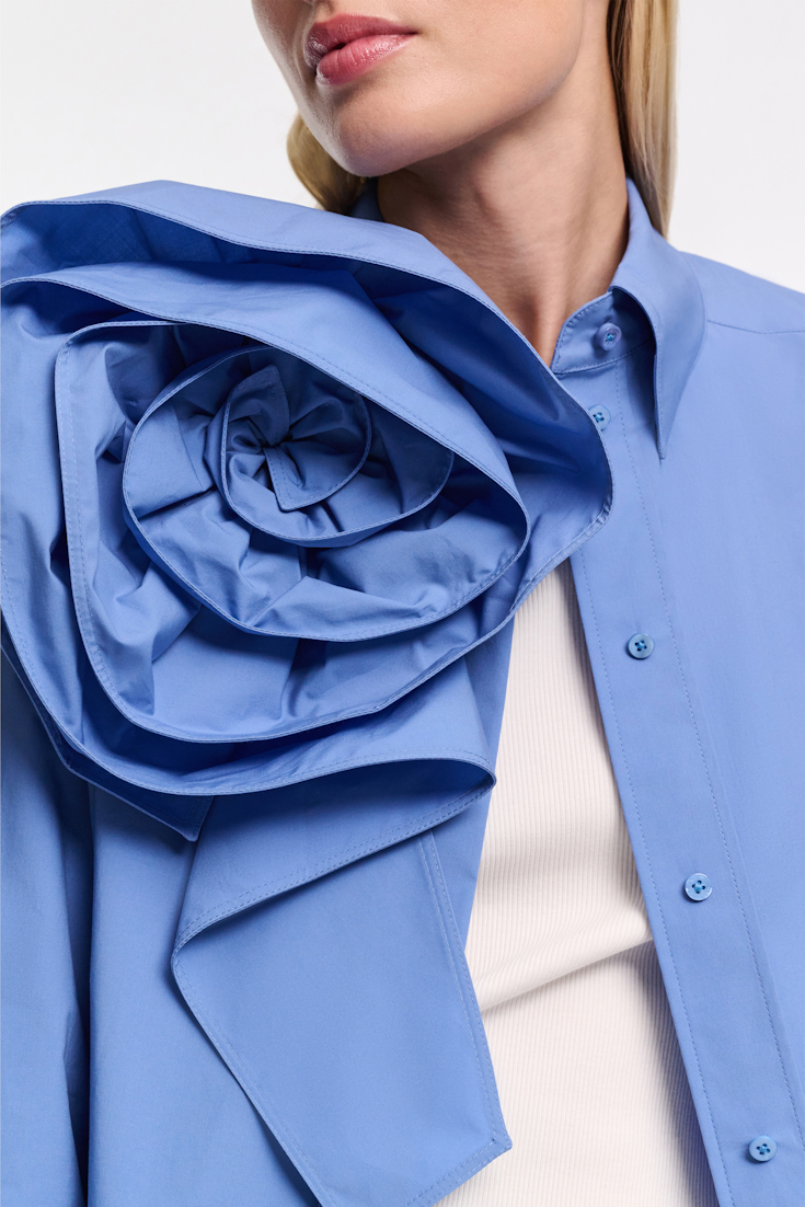 Dorothee Schumacher Bluse mit Maxi-Blumenbrosche azure blue