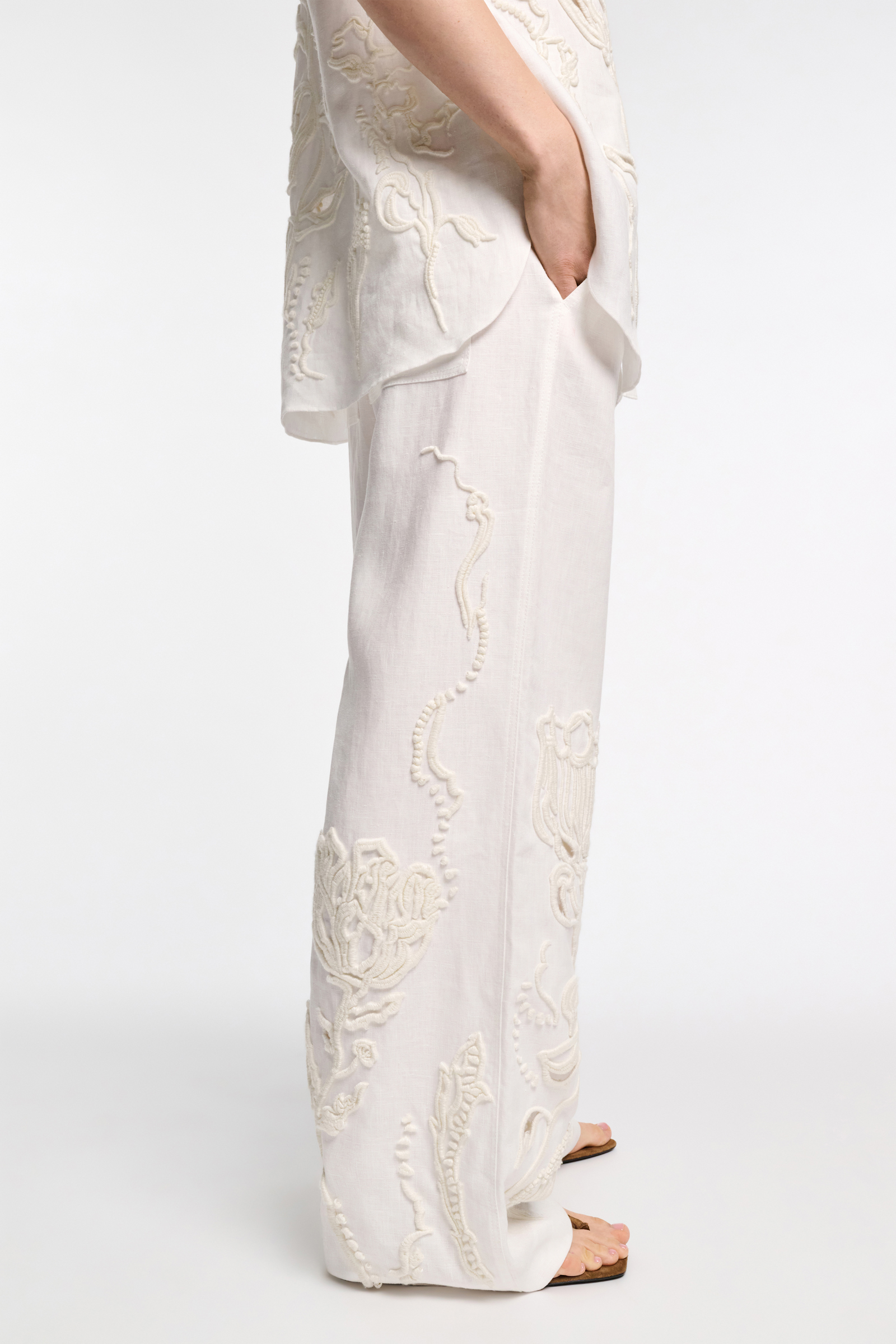 Dorothee Schumacher Hose aus besticktem Leinen camellia white