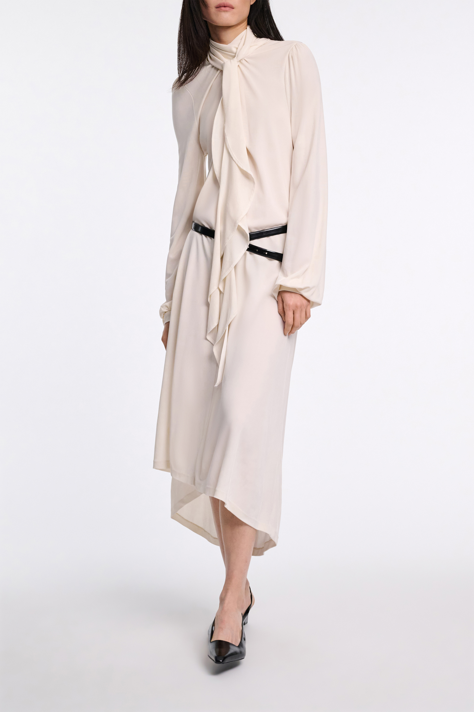 Dorothee Schumacher Kleid aus fließendem Crêpe-Jersey mit Volant eggshell