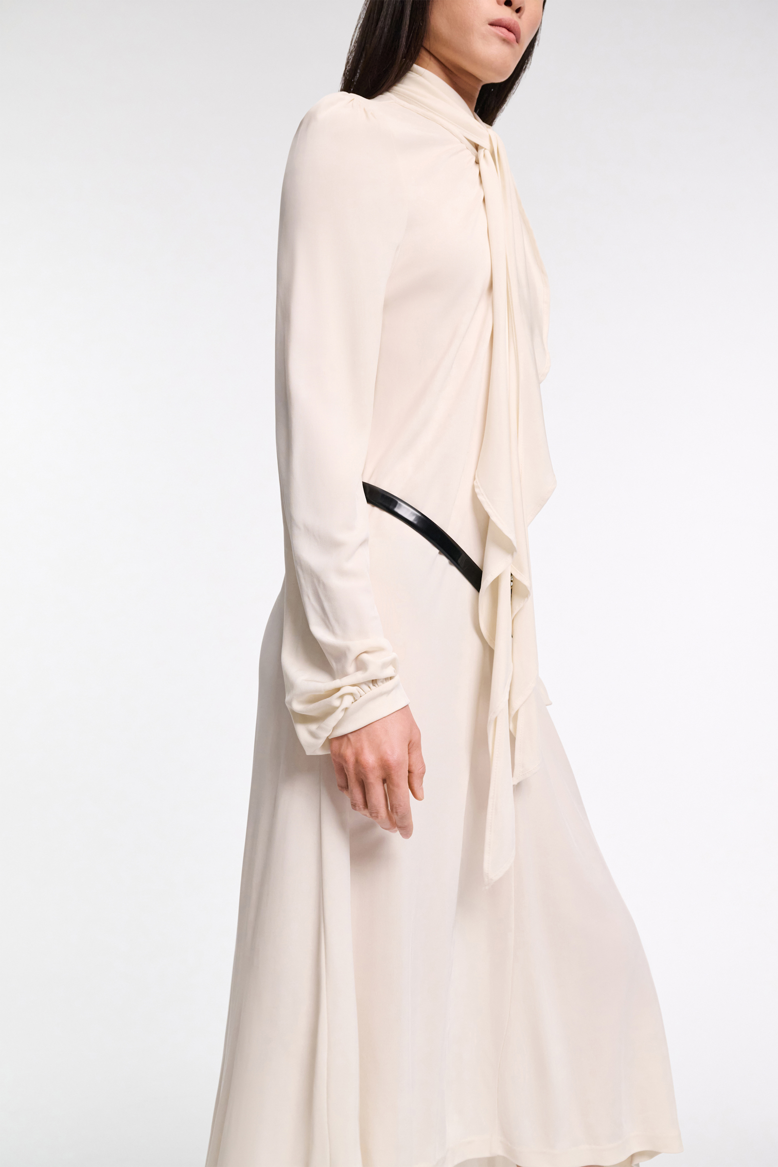Dorothee Schumacher Kleid aus fließendem Crêpe-Jersey mit Volant eggshell