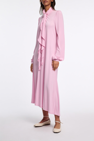 Dorothee Schumacher Kleid aus fließendem Crêpe-Jersey mit Volant candy pink