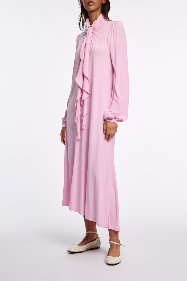 Dorothee Schumacher Kleid aus fließendem Crêpe-Jersey mit Volant candy pink