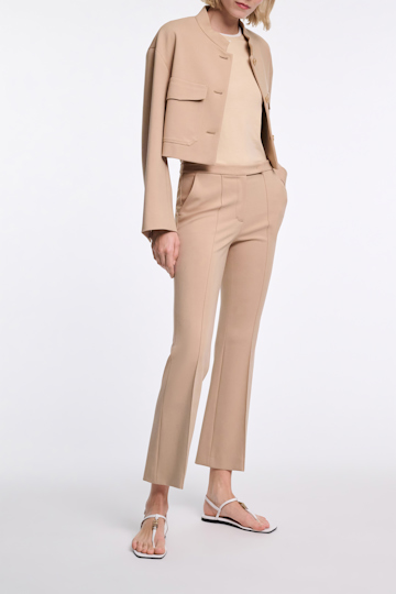 Dorothee Schumacher Rundhalsshirt mit kontrastierendem Bündchen und D-Rose Detail baby camel
