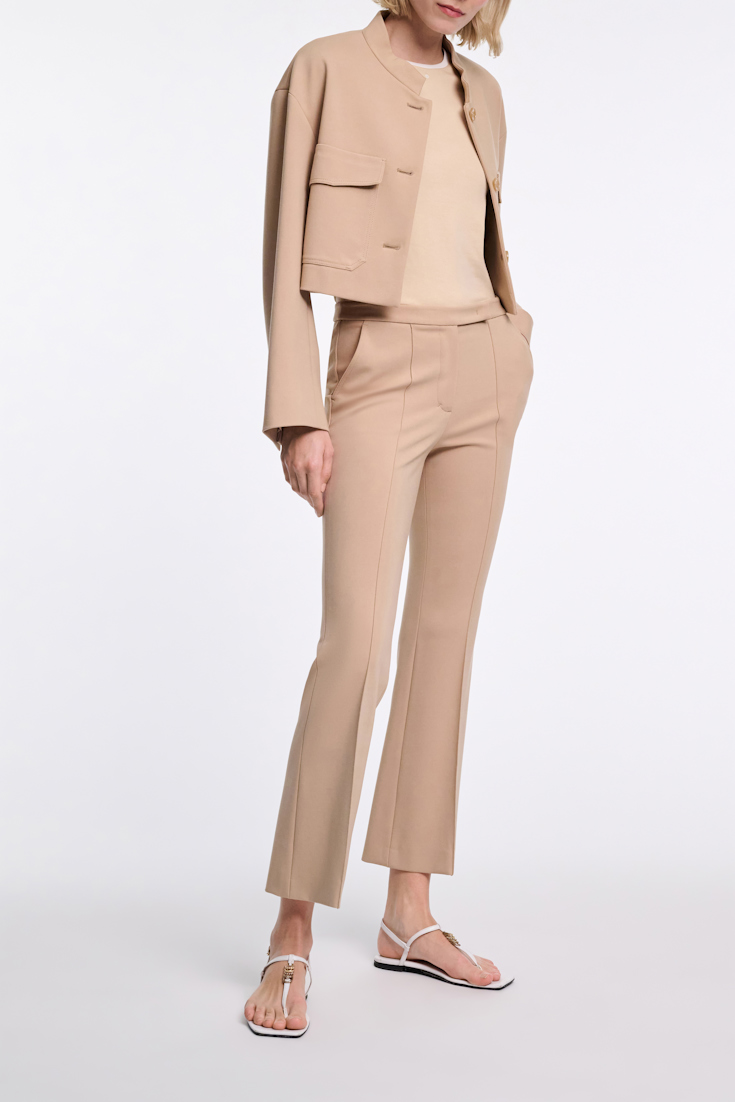 Dorothee Schumacher Rundhalsshirt mit kontrastierendem Bündchen und D-Rose Detail baby camel
