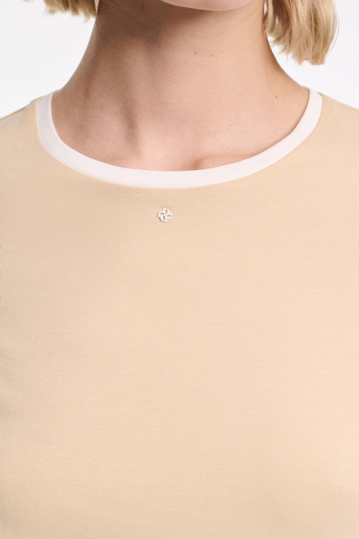 Dorothee Schumacher Rundhalsshirt mit kontrastierendem Bündchen und D-Rose Detail baby camel