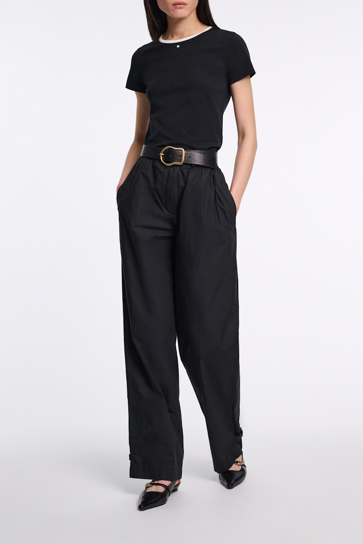 Dorothee Schumacher Rundhalsshirt mit kontrastierendem Bündchen und D-Rose Detail pure black