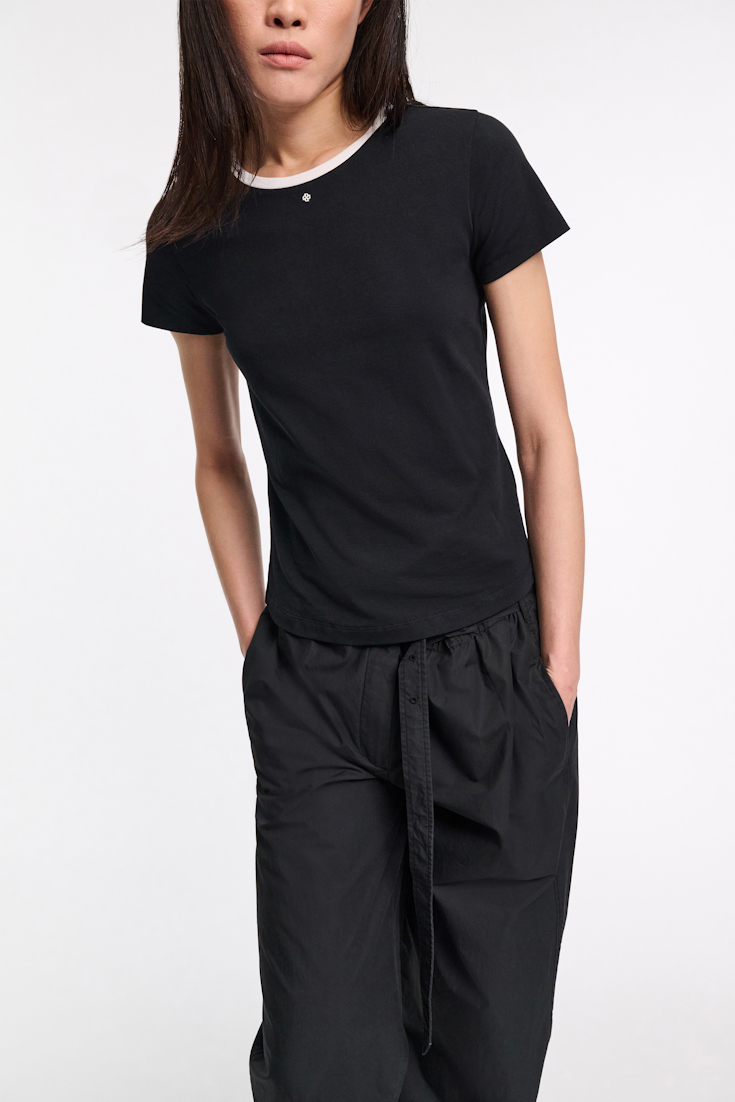Dorothee Schumacher Rundhalsshirt mit kontrastierendem Bündchen und D-Rose Detail pure black