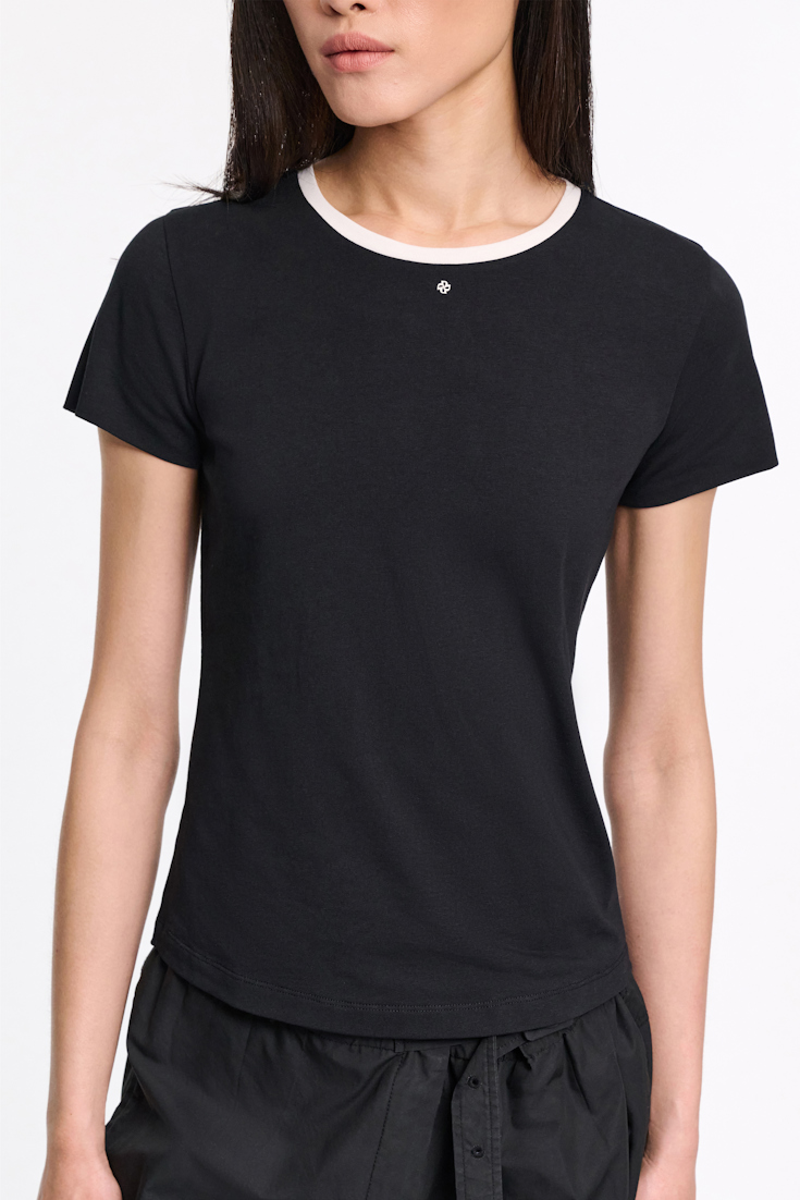 Dorothee Schumacher Rundhalsshirt mit kontrastierendem Bündchen und D-Rose Detail pure black