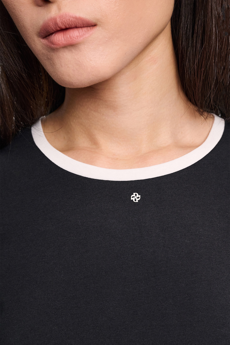 Dorothee Schumacher Rundhalsshirt mit kontrastierendem Bündchen und D-Rose Detail pure black