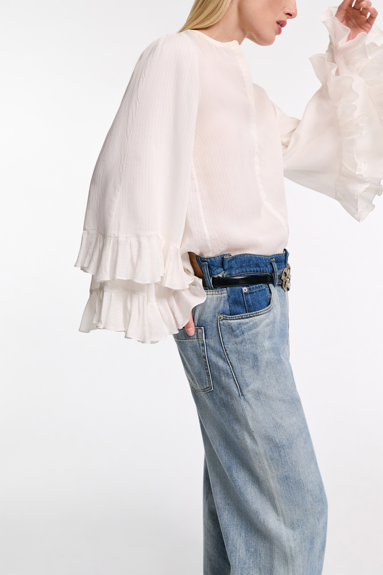 Dorothee Schumacher Bluse aus gestreiftem Seide-Viskose Organdy Voile mit Volants camellia white