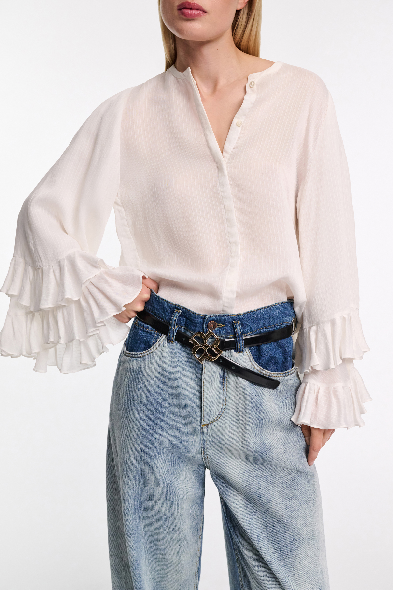 Dorothee Schumacher Bluse aus gestreiftem Seide-Viskose Organdy Voile mit Volants camellia white