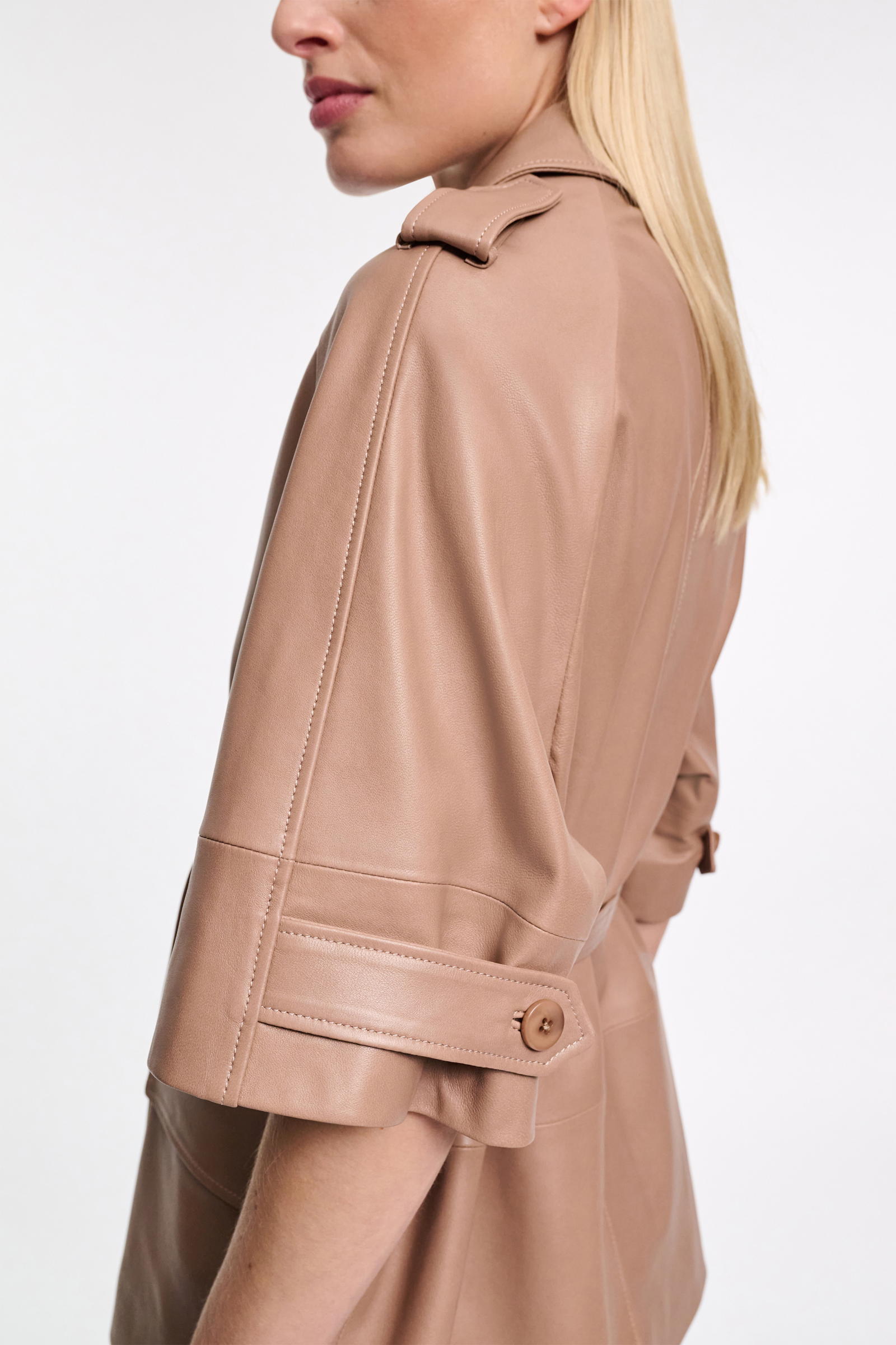 Dorothee Schumacher Kurzmantel aus Lammleder mit Bindegürtel tan