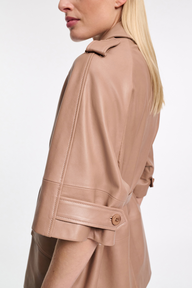 Dorothee Schumacher Kurzmantel aus Lammleder mit Bindegürtel tan