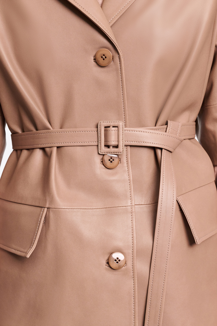 Dorothee Schumacher Kurzmantel aus Lammleder mit Bindegürtel tan