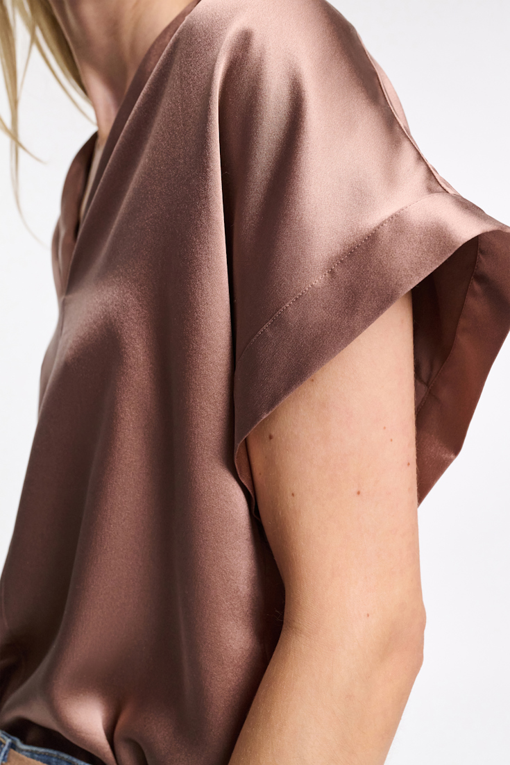 Dorothee Schumacher Kurze T-Shirt Bluse aus Seidencharmeuse burnt tan