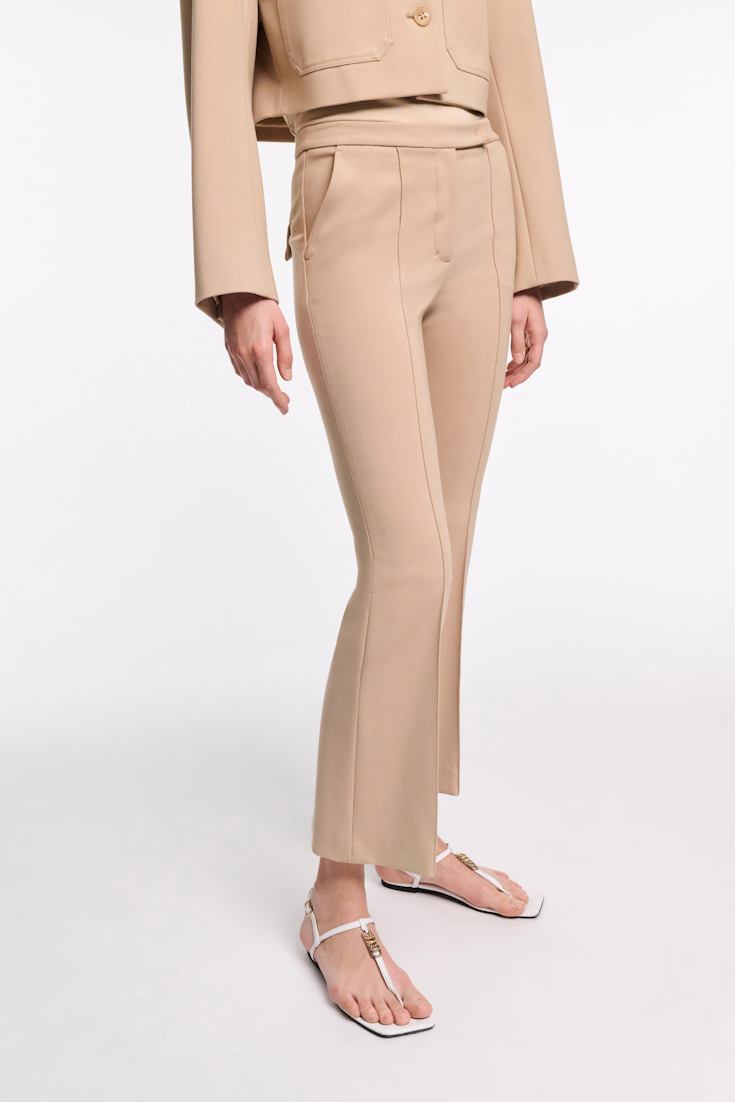 Dorothee Schumacher Verkürzte Hose aus Punto Milano mit ausgestelltem Bein tender beige