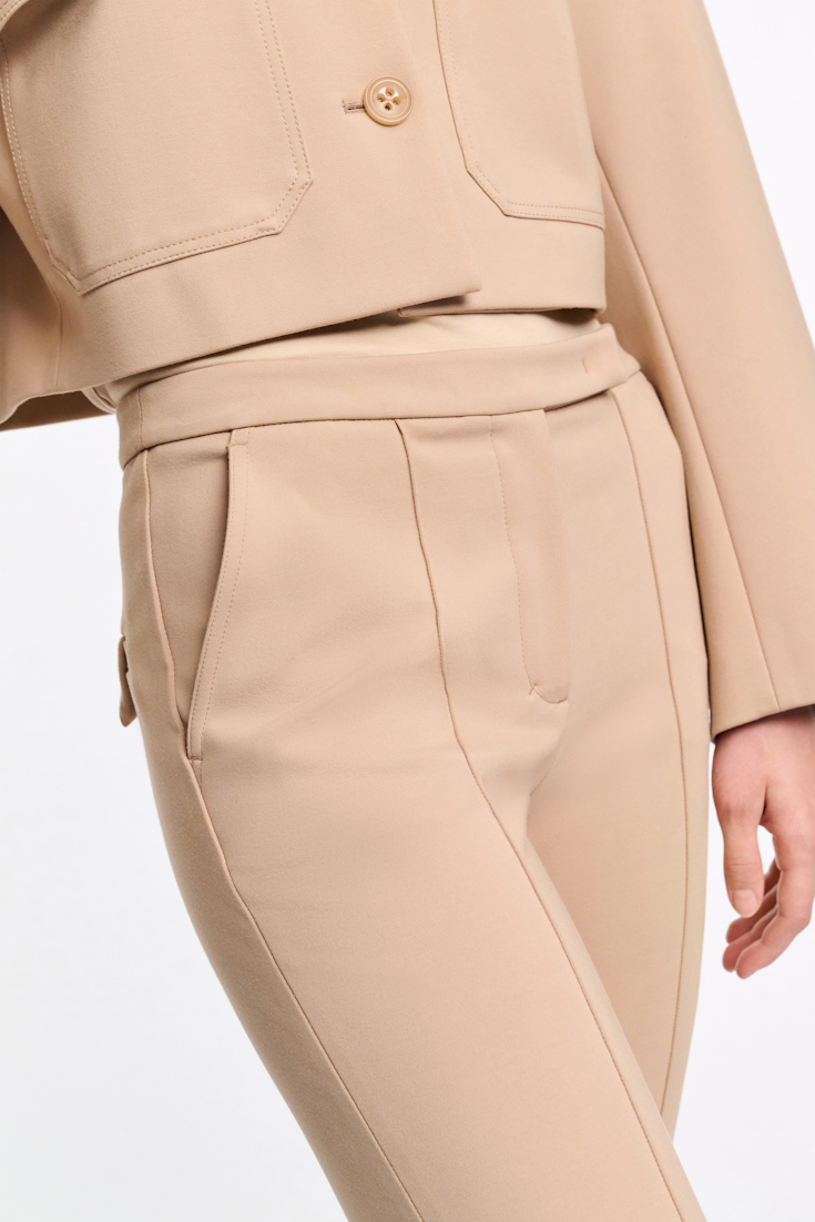 Dorothee Schumacher Verkürzte Hose aus Punto Milano mit ausgestelltem Bein tender beige