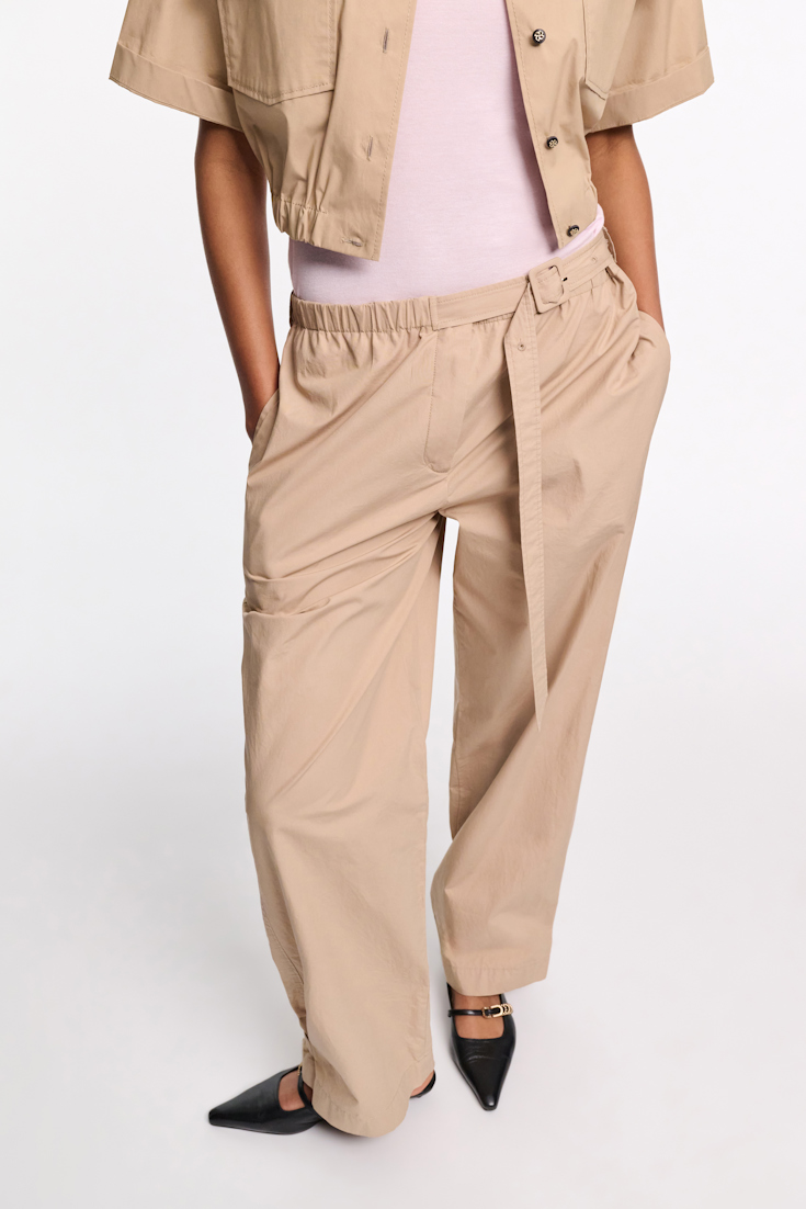 Dorothee Schumacher Hose aus leichter Baumwolle mit Gürtel-Detail trench