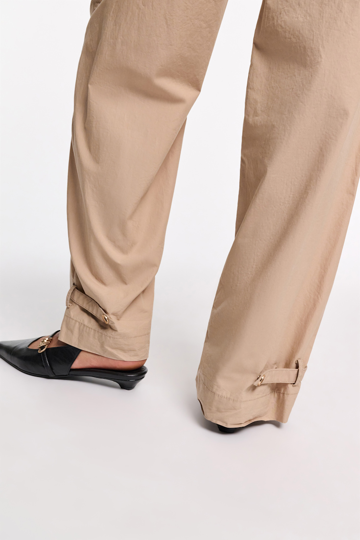 Dorothee Schumacher Hose aus leichter Baumwolle mit Gürtel-Detail trench