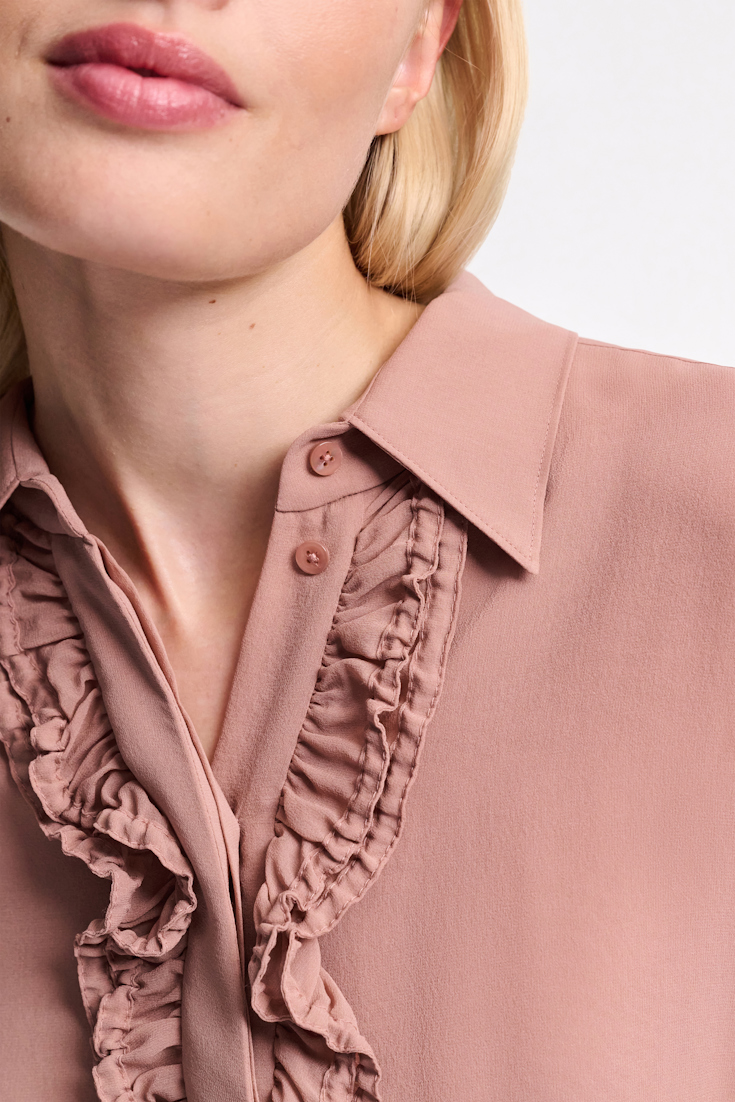 Dorothee Schumacher Hemd mit Ruffle-Detail aus Seiden-Georgette burnt tan