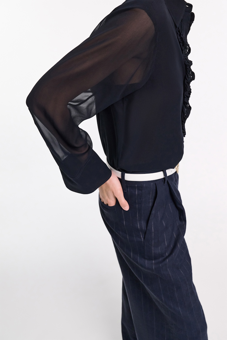 Dorothee Schumacher Hemd mit Ruffle-Detail aus Seiden-Georgette dark navy