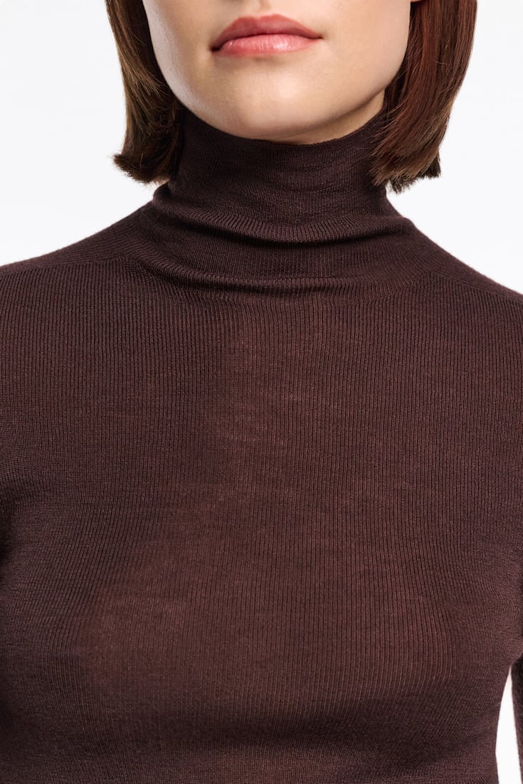 Dorothee Schumacher Seamless fine rib Merino turtleneck black chocolate