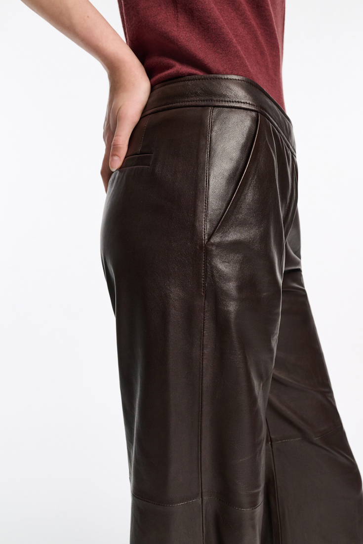 Dorothee Schumacher Lederhose mit ausgestelltem Bein black chocolate