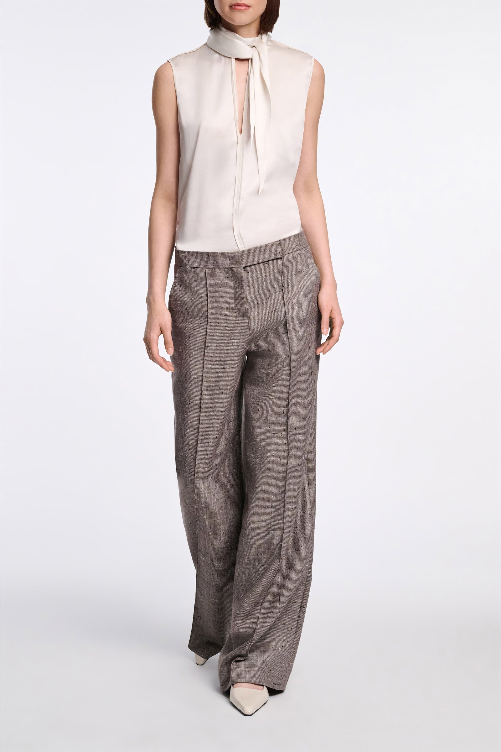 Dorothee Schumacher Ärmellose Bluse aus Seidensatin eggshell