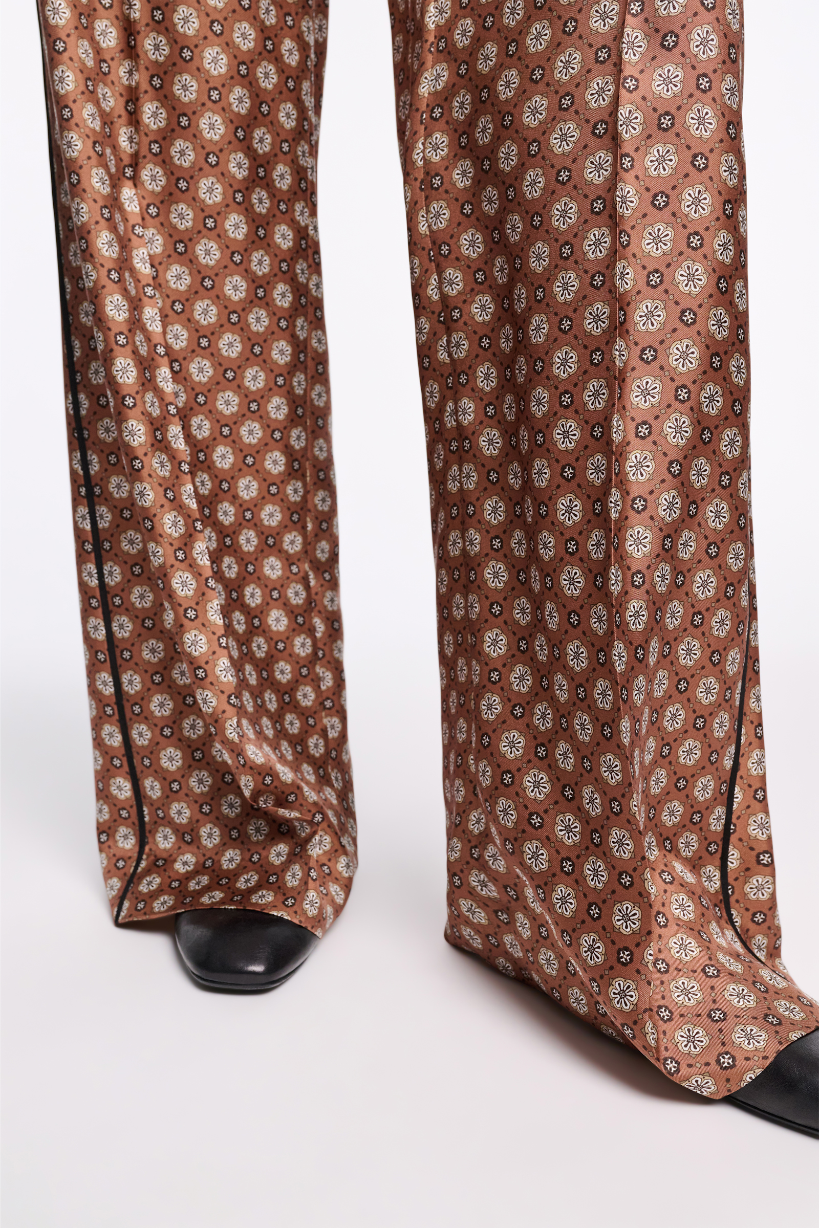 Dorothee Schumacher Hose aus bedrucktem Seidentwill brown big tie