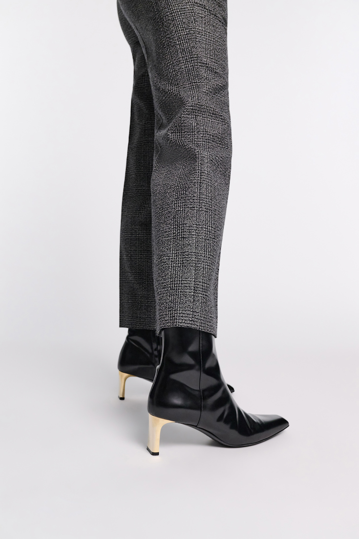 Dorothee Schumacher Ankle Boots mit goldenem Absatz pure black