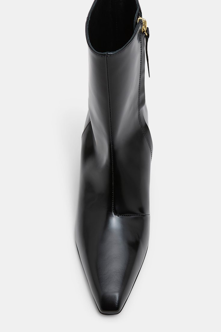 Dorothee Schumacher Ankle Boots mit goldenem Absatz pure black