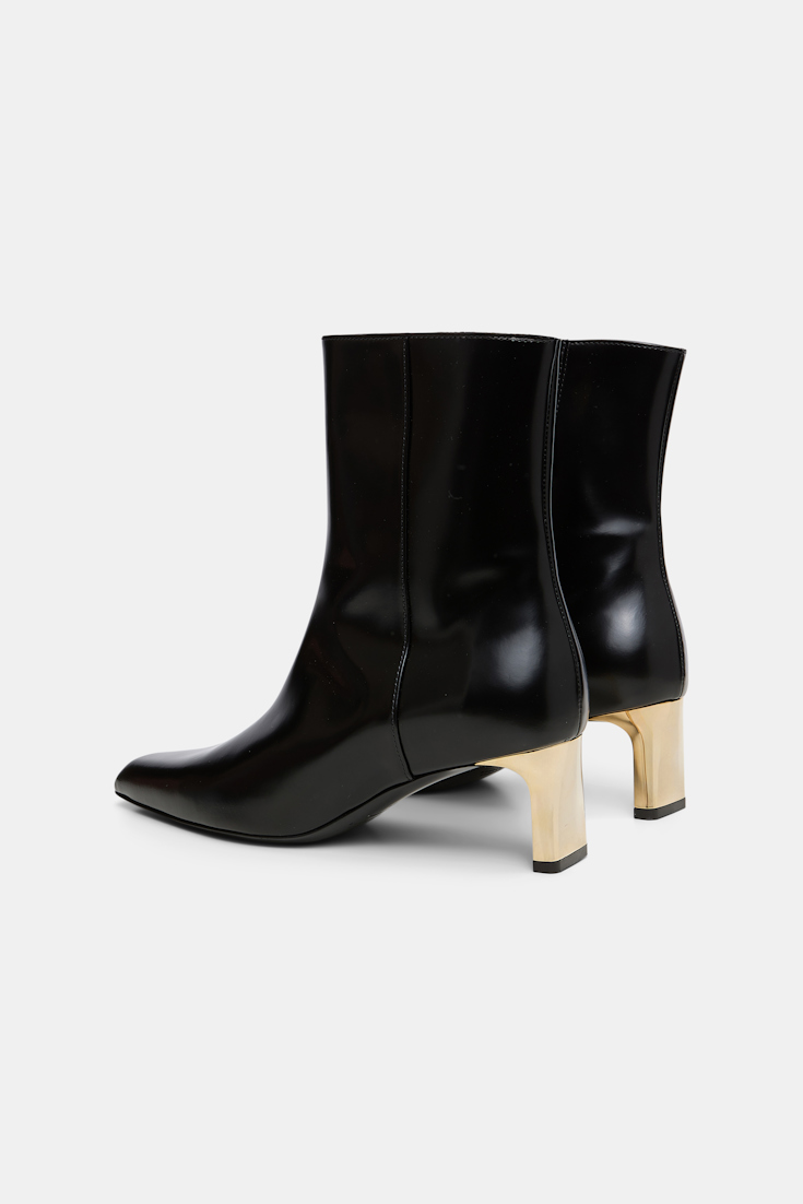 Dorothee Schumacher Ankle Boots mit goldenem Absatz pure black