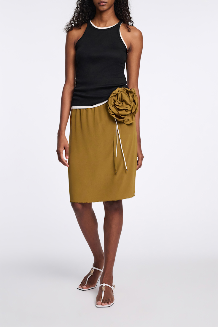 Dorothee Schumacher Seidenrock mit Maxi-Blumenbrosche lime