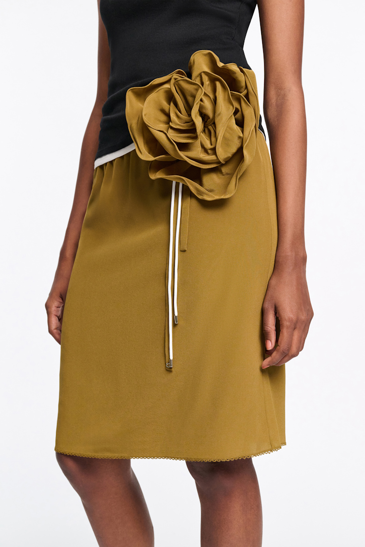Dorothee Schumacher Seidenrock mit Maxi-Blumenbrosche lime