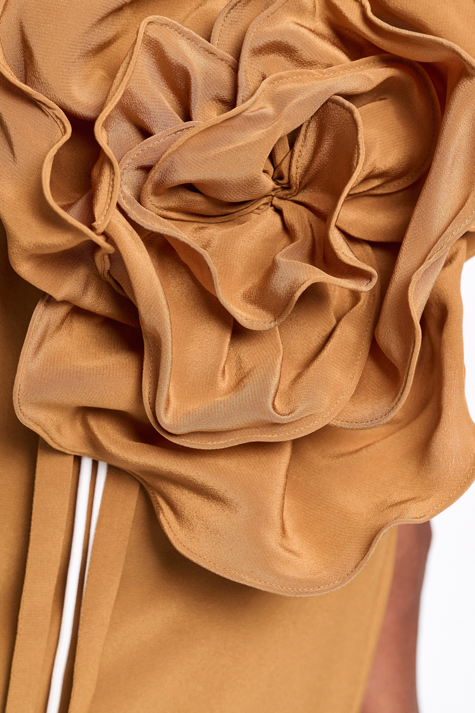 Dorothee Schumacher Seidenrock mit Maxi-Blumenbrosche toffee