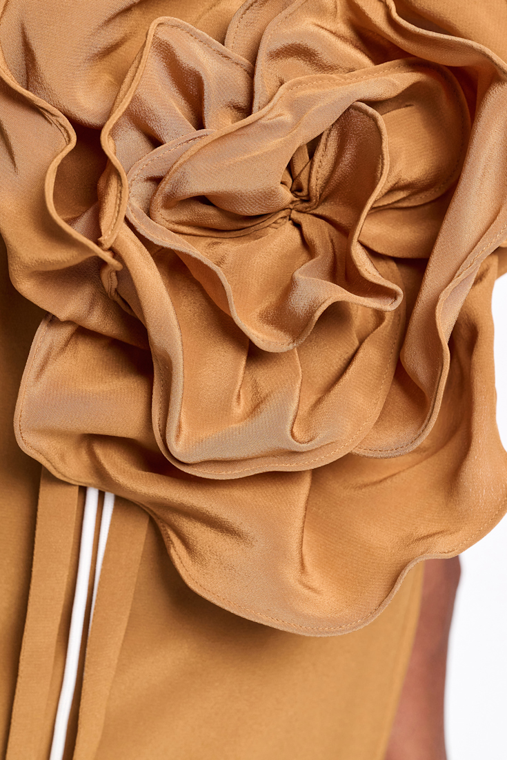Dorothee Schumacher Seidenrock mit Maxi-Blumenbrosche toffee