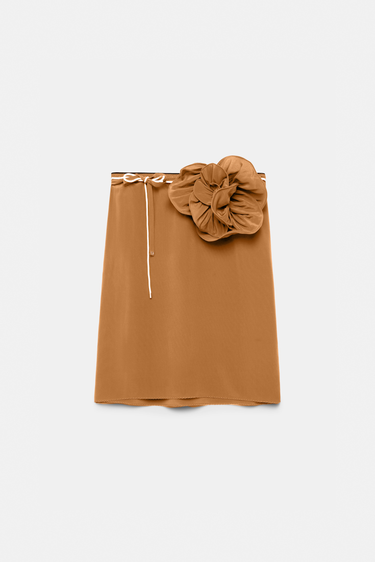 Dorothee Schumacher Seidenrock mit Maxi-Blumenbrosche toffee