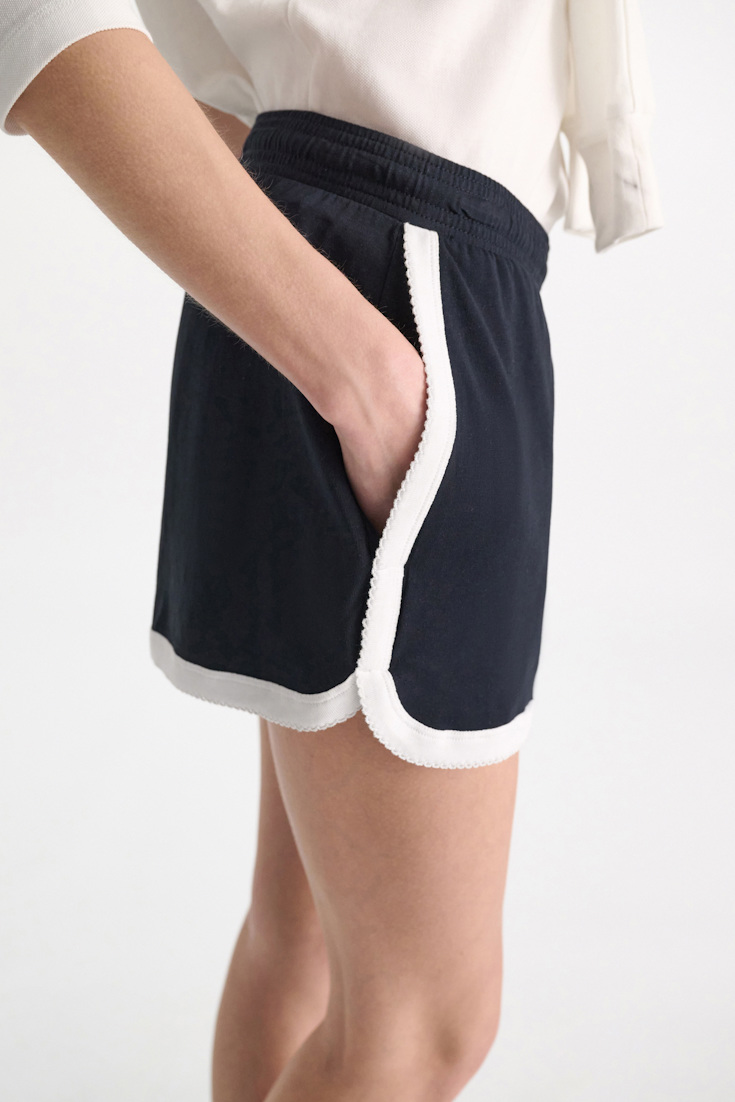 Dorothee Schumacher Shorts mit kontrastierendem Einfass dark navy
