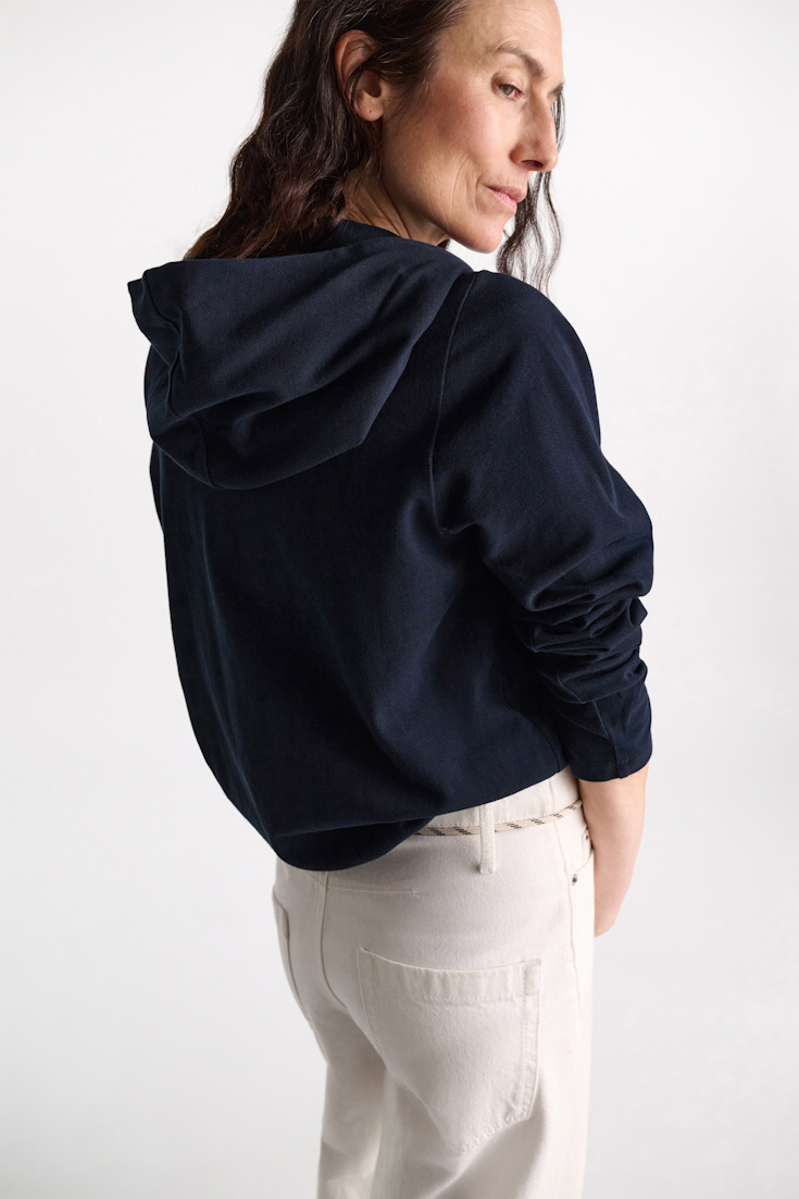 Dorothee Schumacher Longsleeve mit Kapuze und Lagenlook dark navy