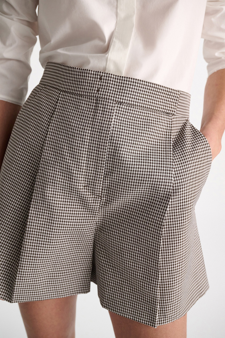 Dorothee Schumacher Karierte Shorts aus technischem Leinen white & walnut