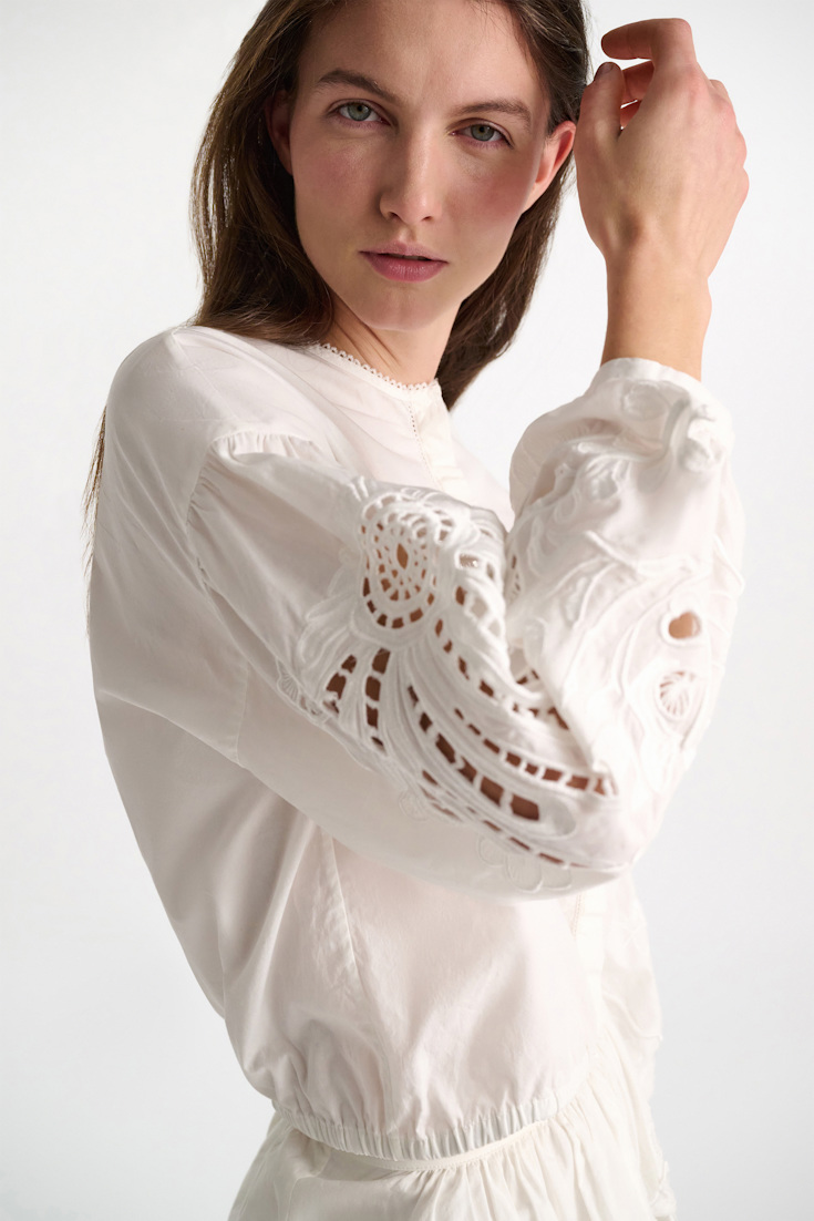 Dorothee Schumacher Bluse mit Broderie-Anglais-Stickerei aus Baumwolle pure white